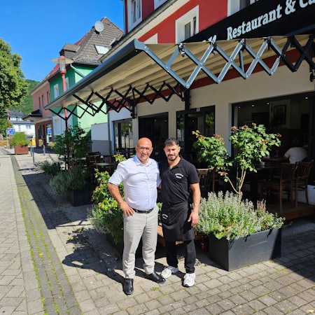 Cafer Kasisari und sein Sohn Mahmut stehen vor ihrem Restaurant.