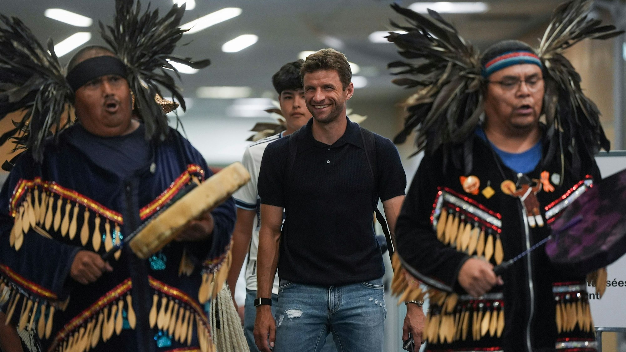 Thomas Müller wird von Mitgliedern der Musqueam First Nation empfangen, nachdem er aus Deutschland am Vancouver International Airport angekommen ist.