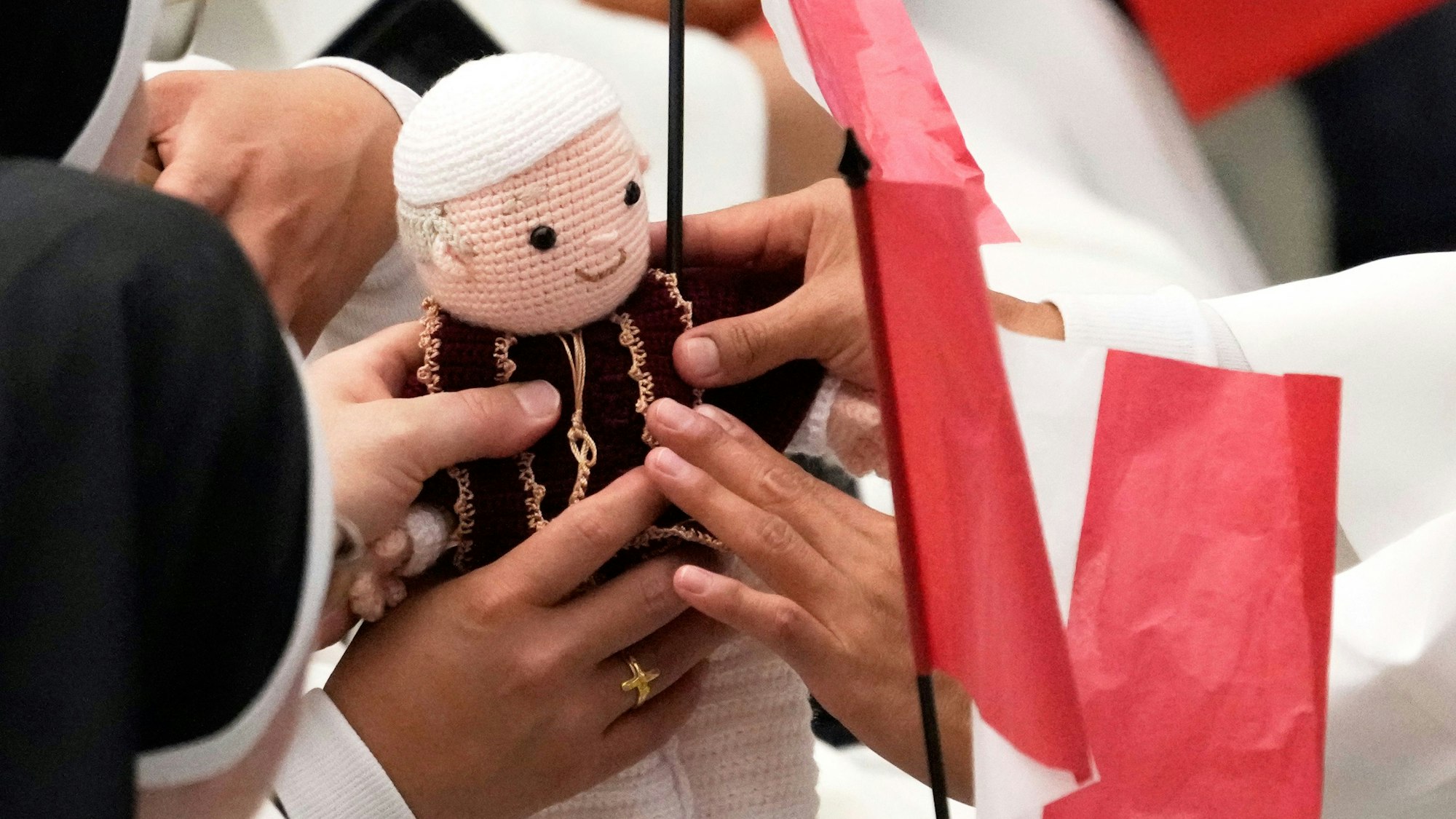 Vatikanstadt: Nonnen halten eine Puppe von Papst Leo XIV., während sie auf die Ankunft des Pontifex anlässlich der wöchentlichen Generalaudienz im Vatikan warten.