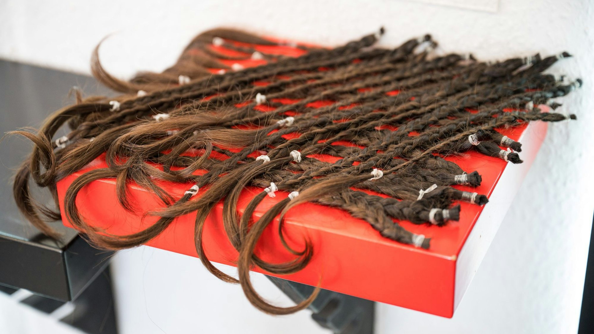 Gesundes, langes Haar kann gespendet werden, etwa an eine Organisation, die daraus Perücken für Menschen herstellt, die krankheitsbedingt ihre Haare verloren haben.