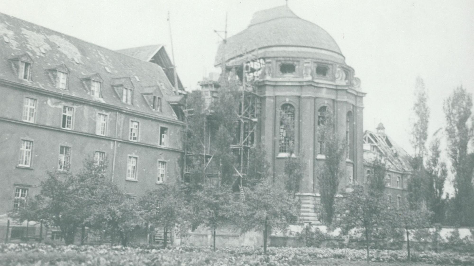 Bombenangriff auf das Kloster der Steyler Missionare Weihnachten 1944. 2023 brannte es an genau derselben Stelle neben der Kuppel.