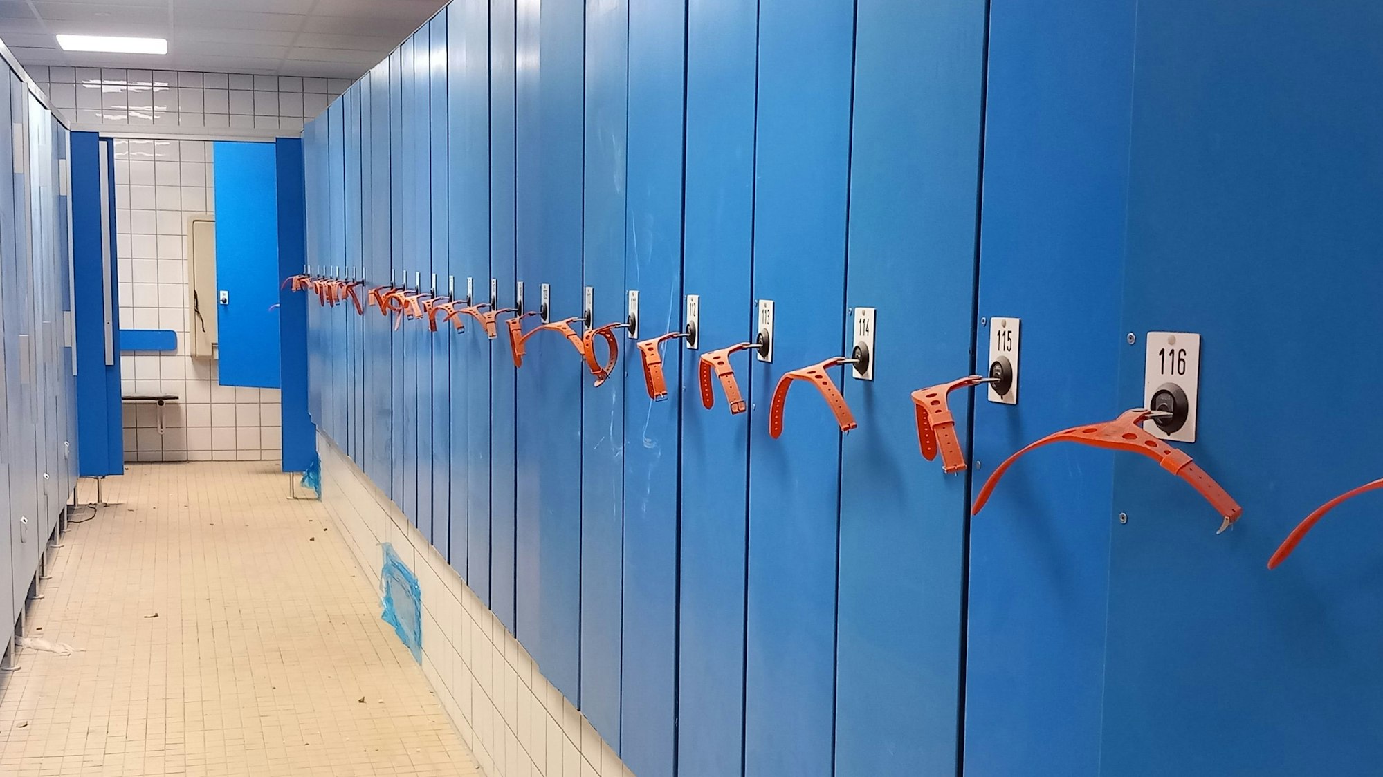 Nagelneue Spinde in Meerwasserblau.