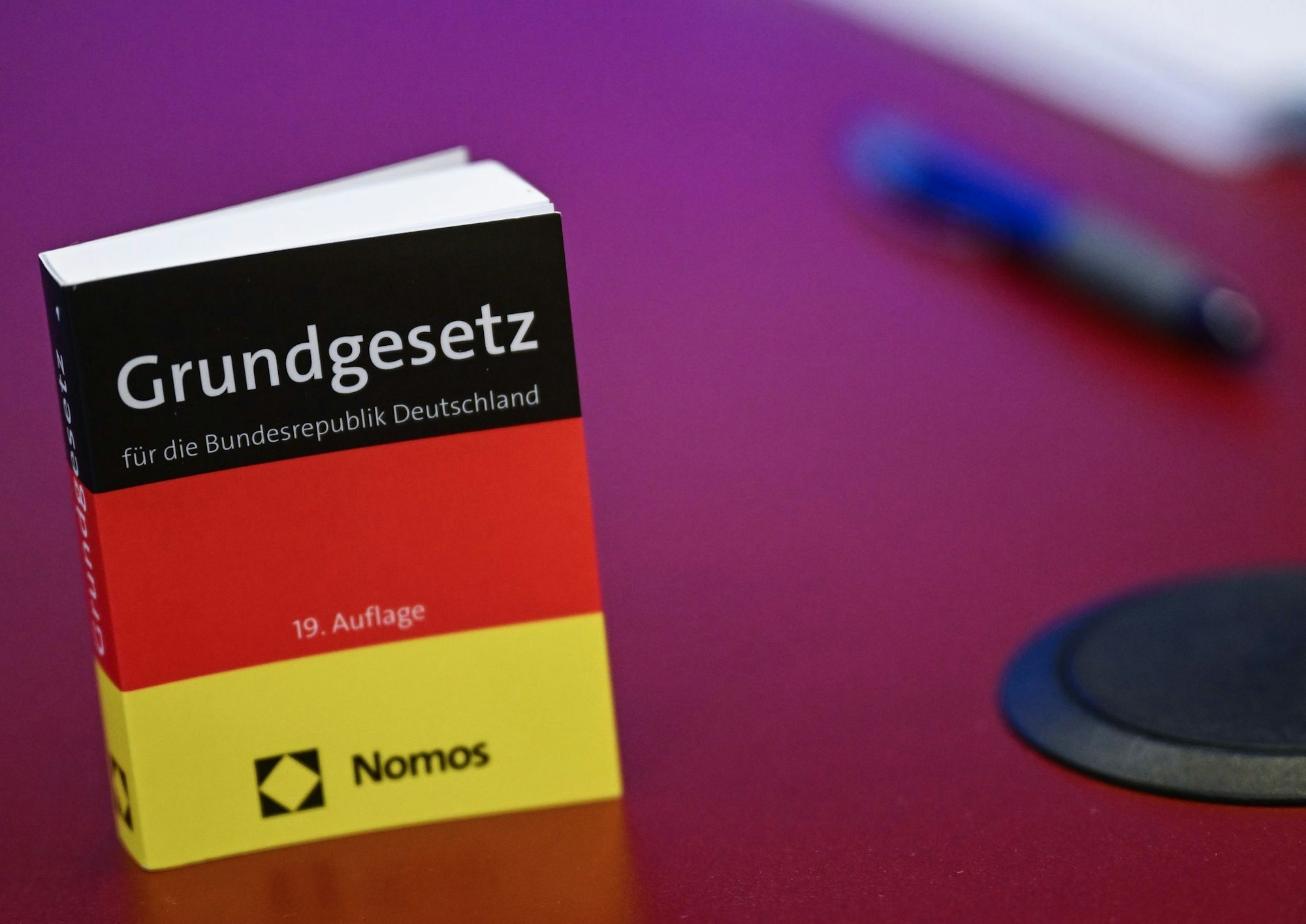 Das Grundgesetz in Miniatur-Ausgabe steht bei der Pressekonferenz zur AfD auf einem Tisch.