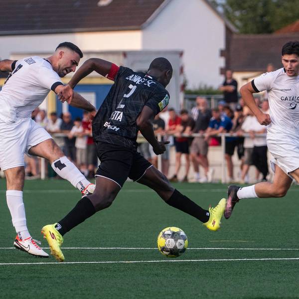 Das Bild zeigt Bessenichs Stürmer Nurullah Yasar beim Schussversuch.
