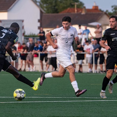 Das Bild zeigt Bessenichs Stürmer Nurullah Yasar beim Schussversuch.