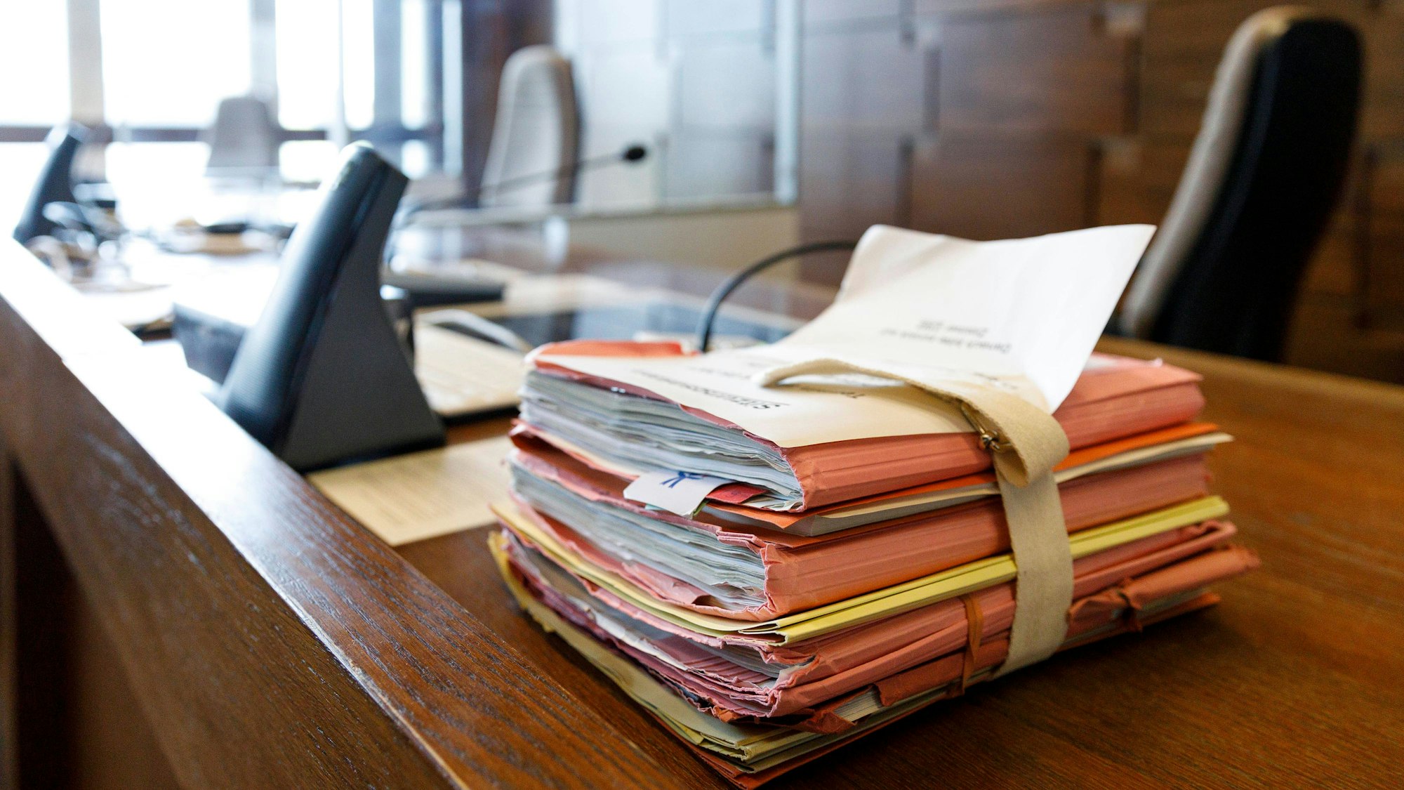 Das Bild zeigt einen Tisch im Gericht mit Akten. (Symbolbild)Foto:xC.xHardtx/xFuturexImage