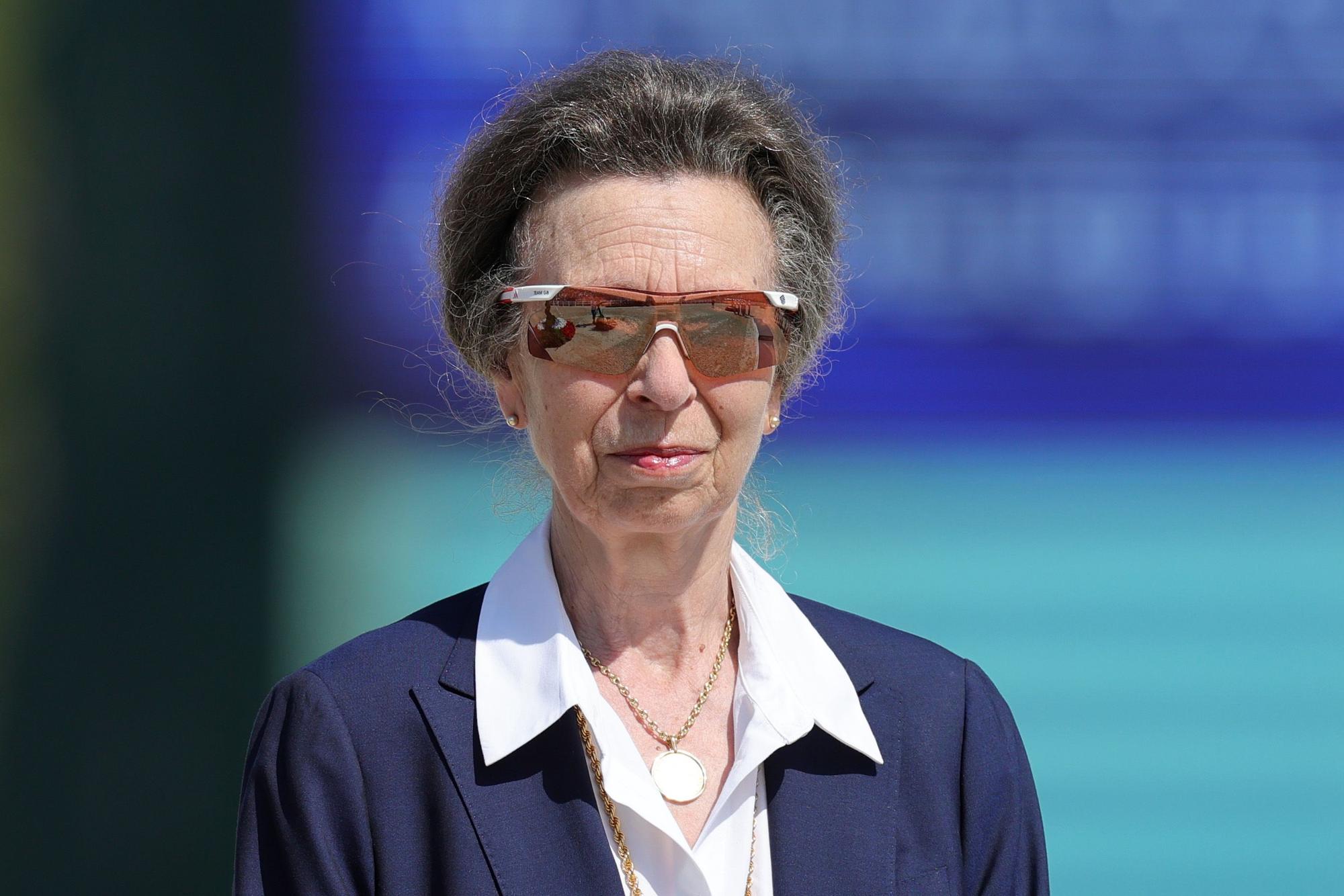 ersailles: Prinzessin Anne während der Olympischen Spiele in Paris 2024 bei der Siegerehrung in der Disziplin Springreiten.