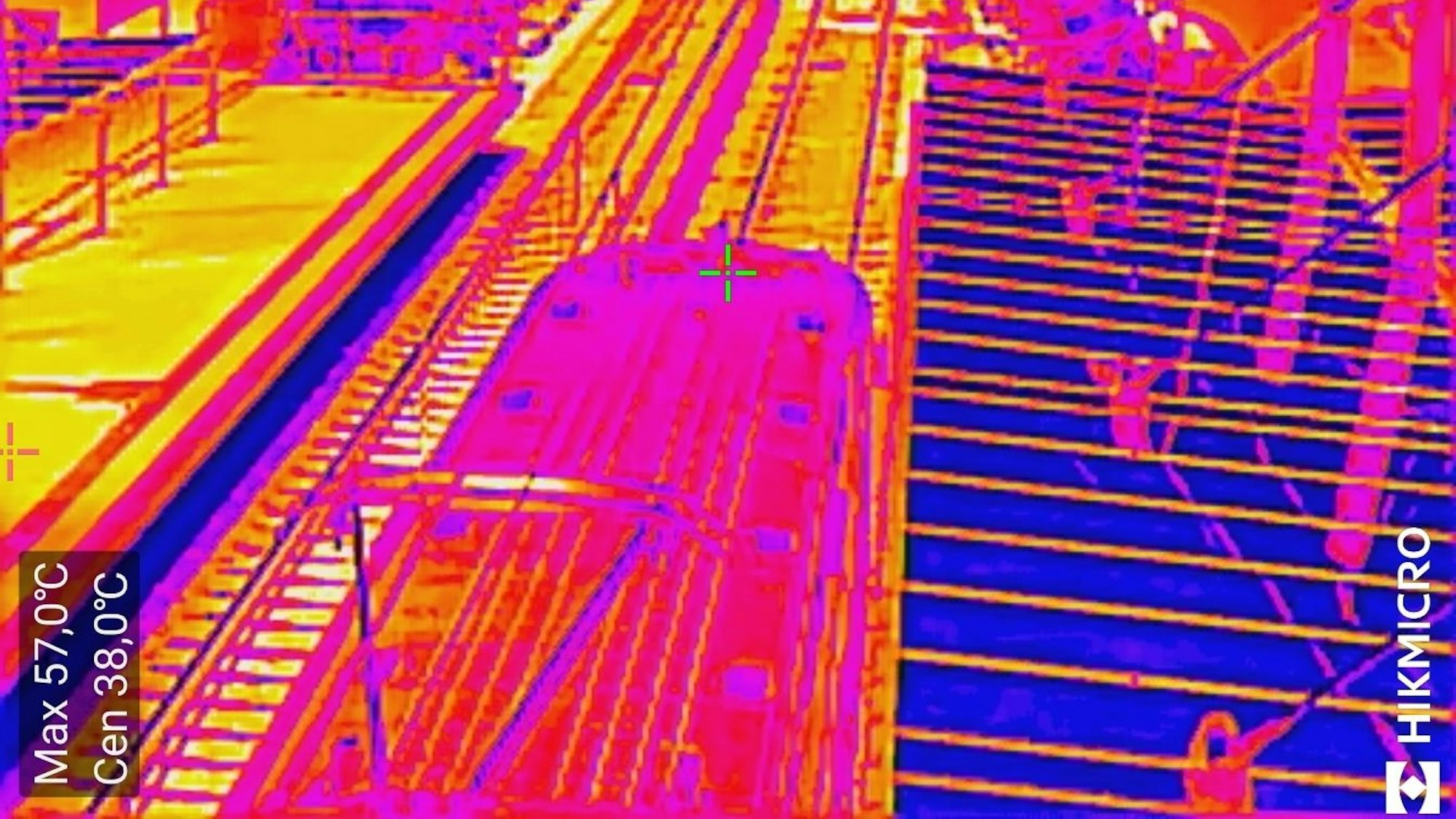 Mit der Infrarot-Kamera werden die Temperaturen sichtbar. Dunkle Stellen sind kühler, rote und helle Stellen heiß.