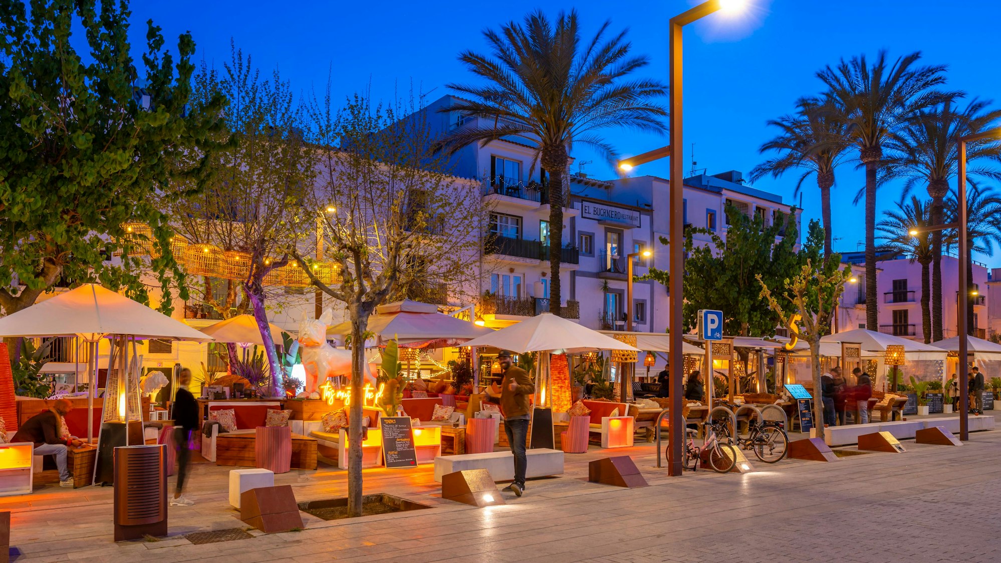 Belebte Hafenpromenade mit Restaurants und Bars. (Symbolfoto)