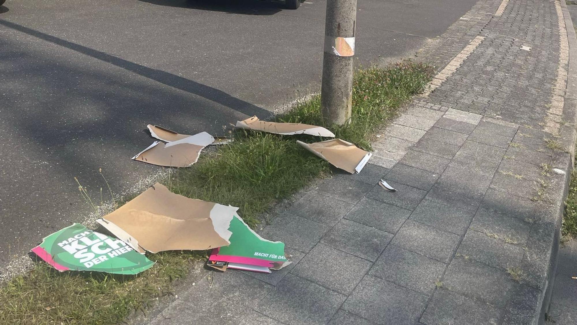 Zerrissen und auf den Boden geworfen wurde dieses Wahlplakat der Grünen.