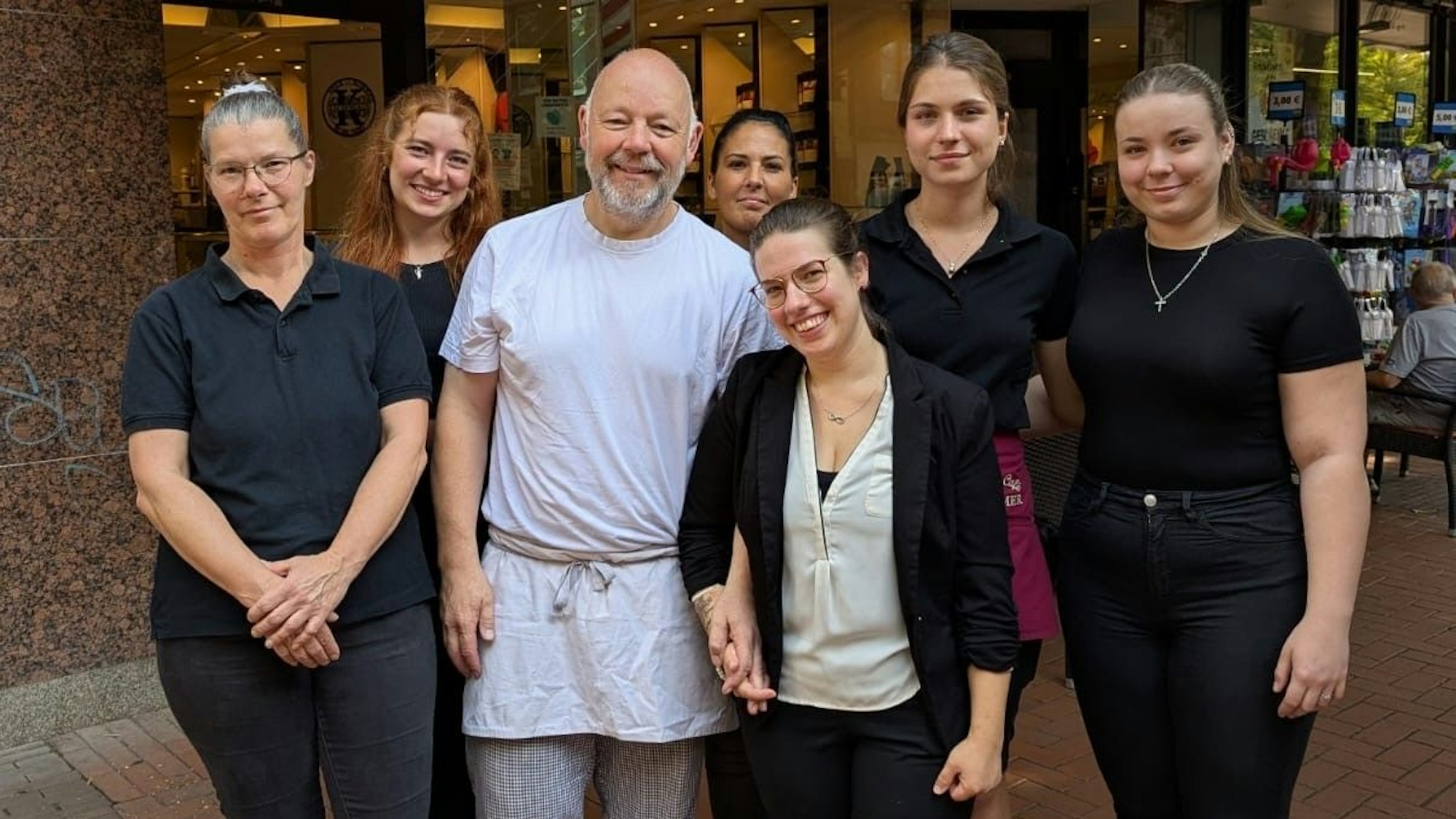 Das Foto zeigt Mitarbeiter des Kuchenhauses in Frechen.