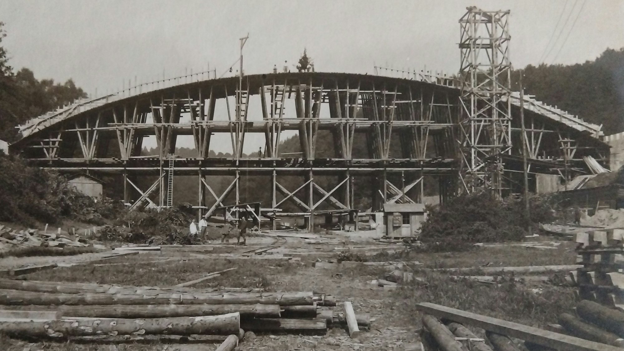 Die Derenbachtalbrücke war eine technisch aufwendige Konstruktion aus Stahlbeton.
