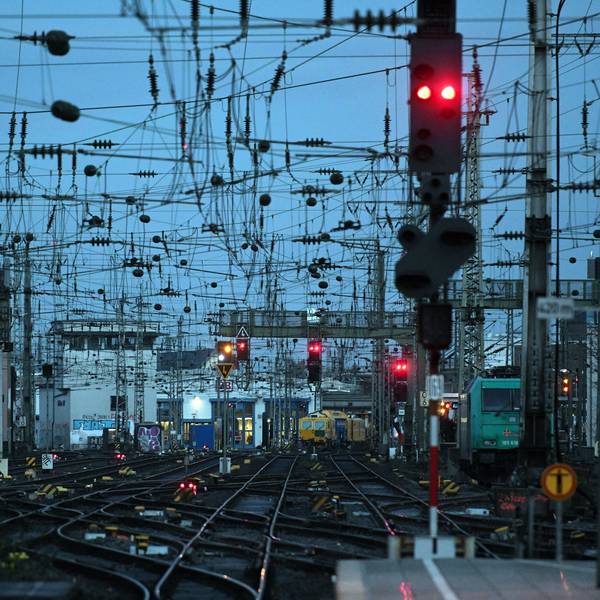 Die Signale um den Bonner Hauptbahnhof stehen bald auf Rot. Wegen umfangreicher Bauarbeiten soll die Bahnstrecke zwischen den Hauptbahnhöfen Bonn und Köln ab 2028 für fast zwei Jahre gesperrt werden.