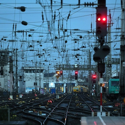 Die Signale um den Bonner Hauptbahnhof stehen bald auf Rot. Wegen umfangreicher Bauarbeiten soll die Bahnstrecke zwischen den Hauptbahnhöfen Bonn und Köln ab 2028 für fast zwei Jahre gesperrt werden.
