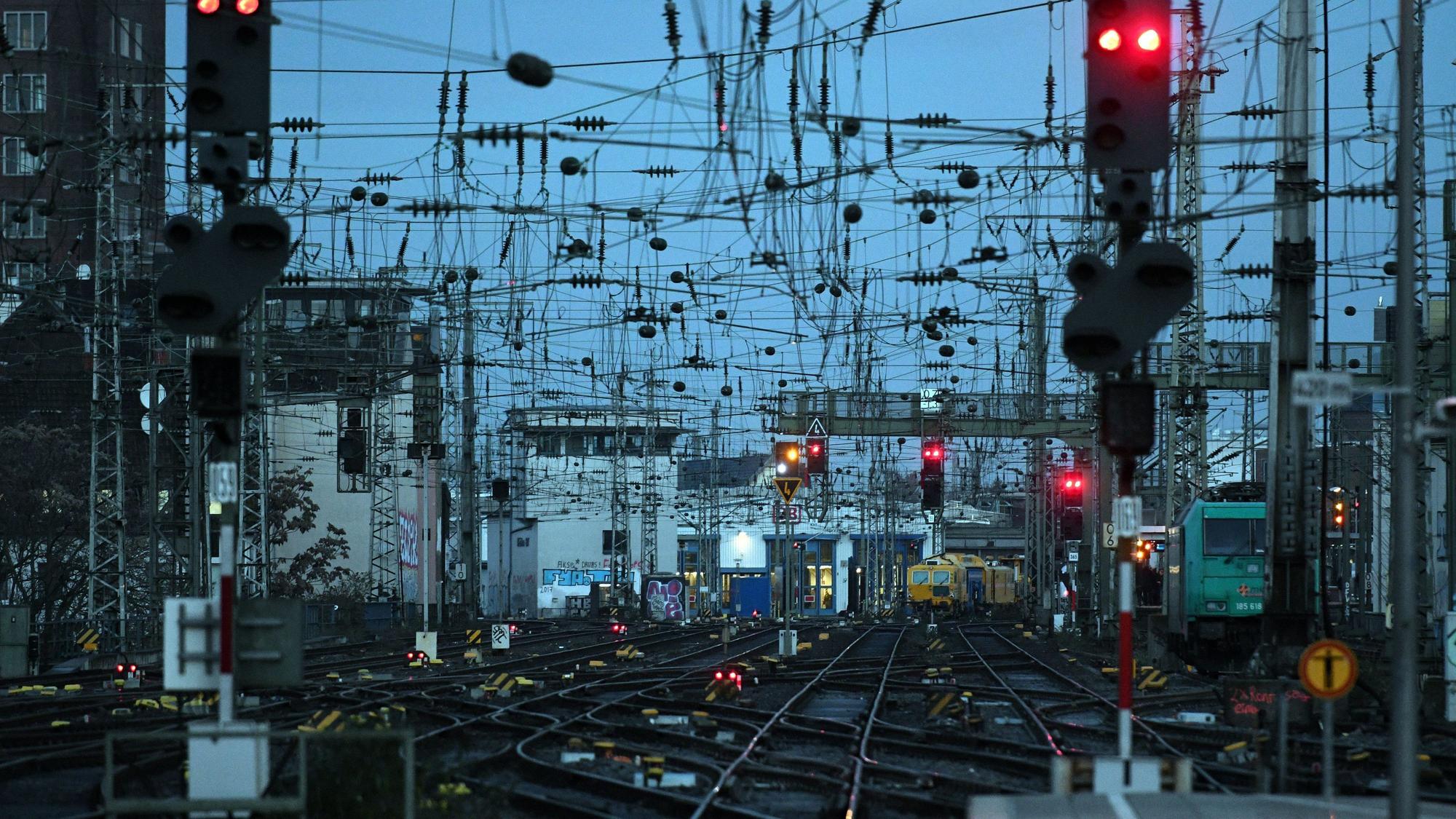 Die Signale um den Bonner Hauptbahnhof stehen bald auf Rot. Wegen umfangreicher Bauarbeiten soll die Bahnstrecke zwischen den Hauptbahnhöfen Bonn und Köln ab 2028 für fast zwei Jahre gesperrt werden.