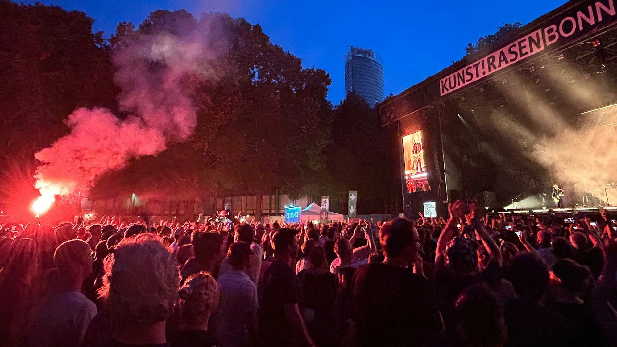 Im Publikum eines Konzerts hat ein Fan eine bengalische Fackel entzündet.