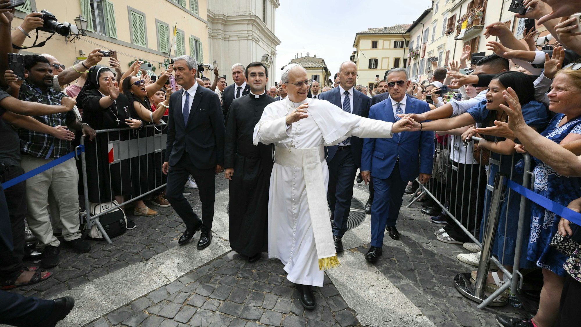 Castel Gandolfo: Papst Leo XIV. begrüßt die Gläubigen nach einer Messe in der Parrocchia Pontificia di San Tommaso da Villanova (Päpstliche Pfarrei St. Thomas von Villanova).
