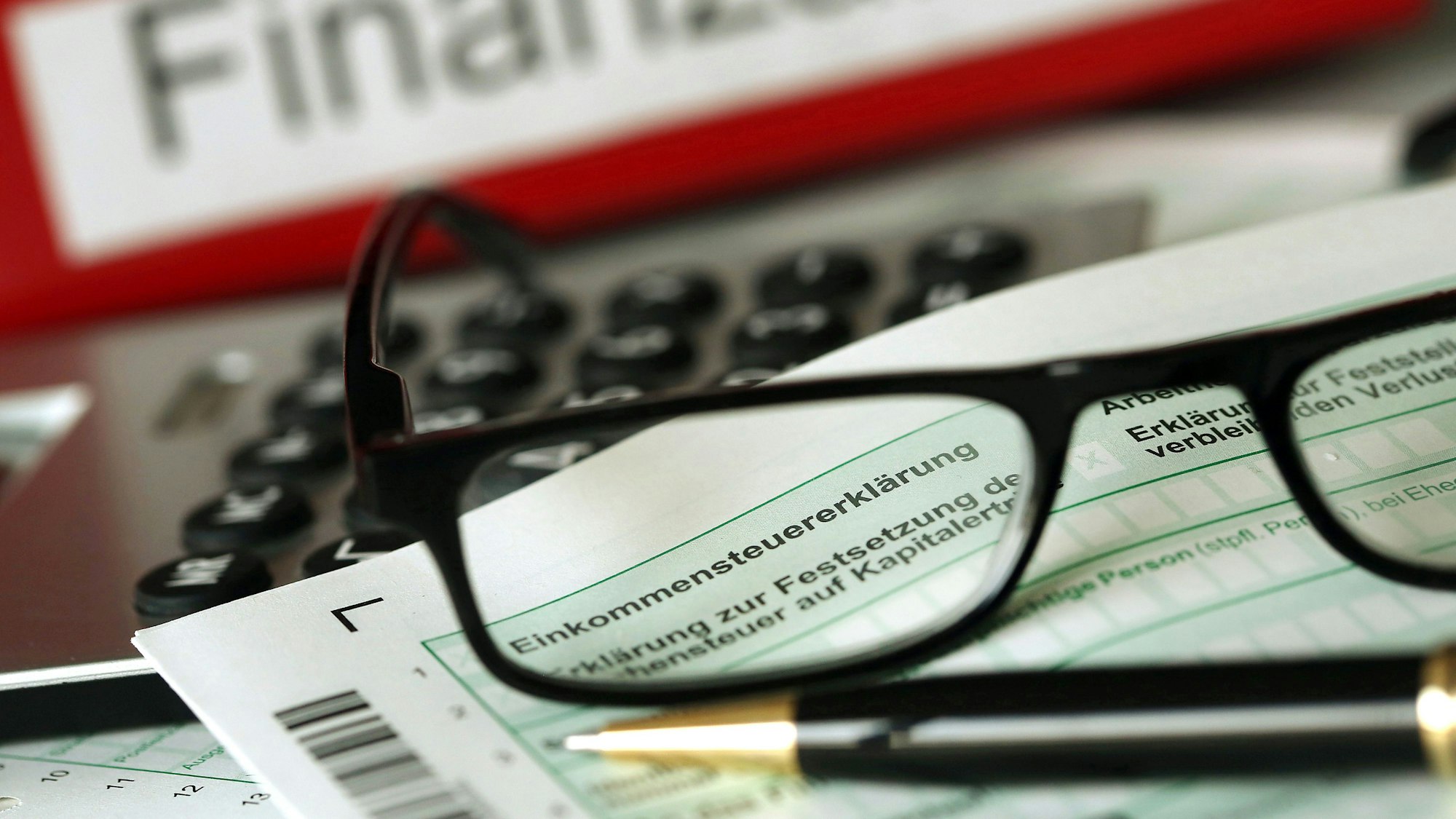 Auf einem Vordruck für die Steuererklärung liegen Stift und eine Brille. (Symbolbild)