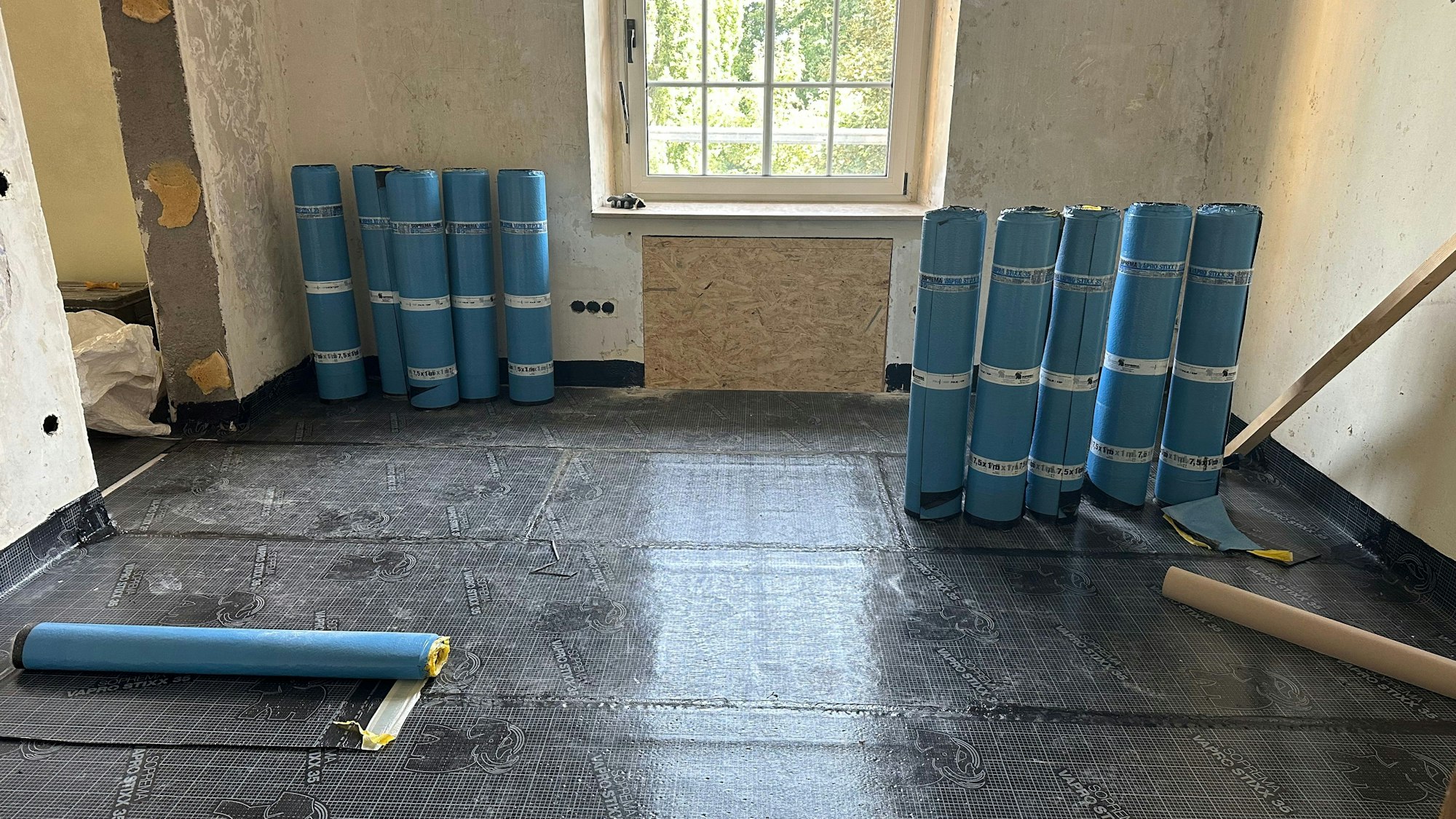 Schwarze Schweißbahnen sollen die darunter liegenden Etagen vor Nässe schützen.