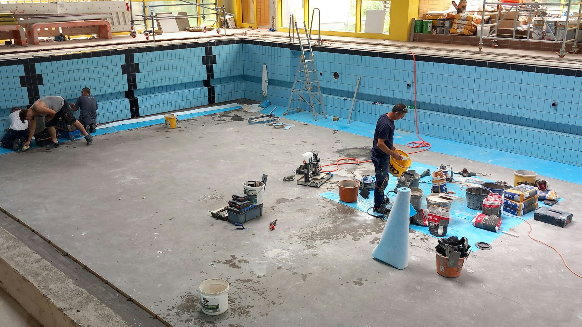 Arbeiten im Hallenbad Wachtberg im August.