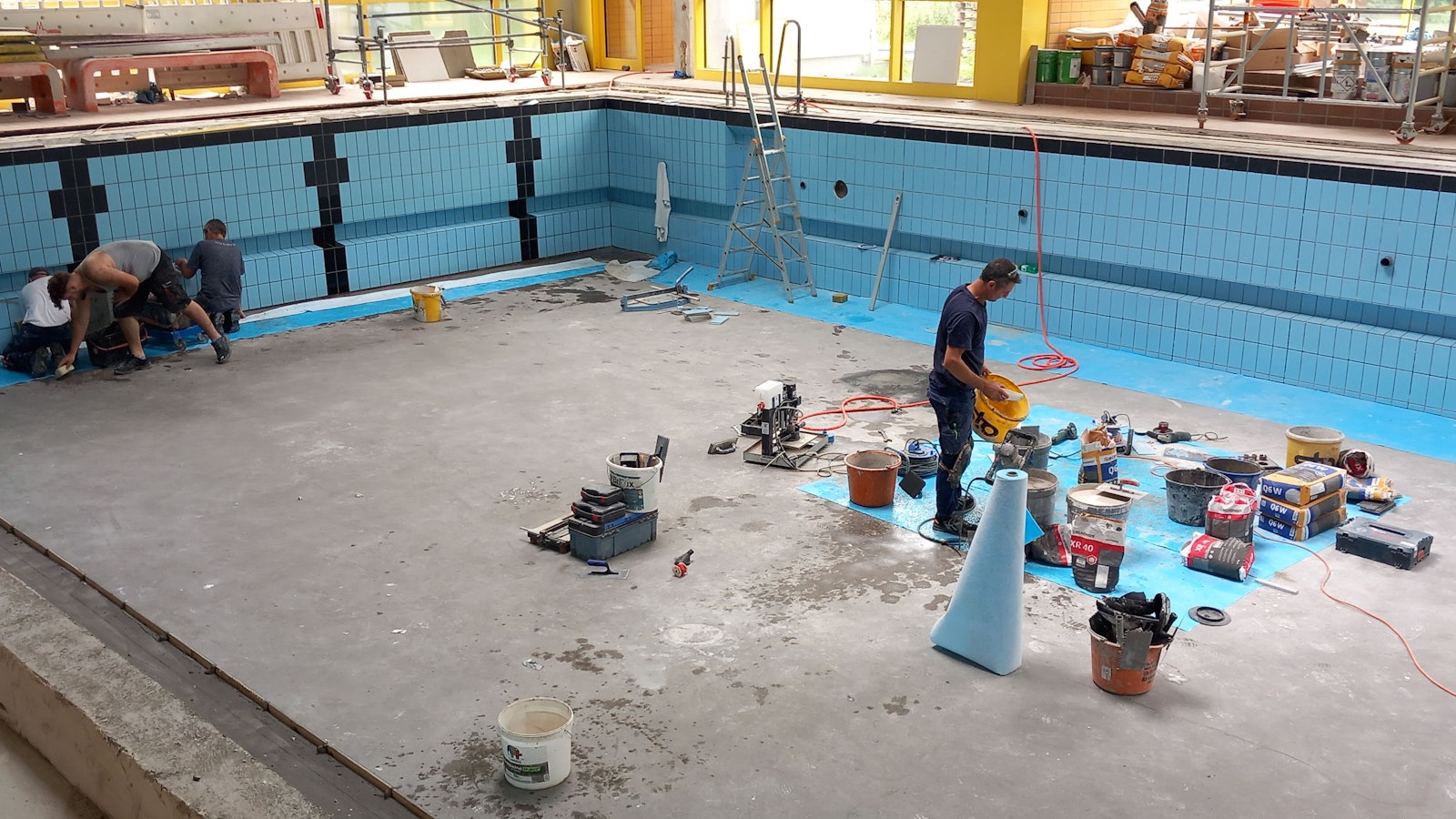 Arbeiten im Hallenbad Wachtberg im August.