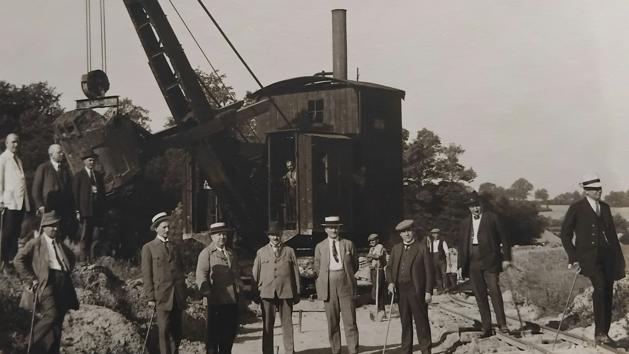 Gearbeitet wurde nur mit einfachem Gerät. Zu vermuten ist, dass die Anzugträger auf dem Foto keine Bauarbeiter waren.