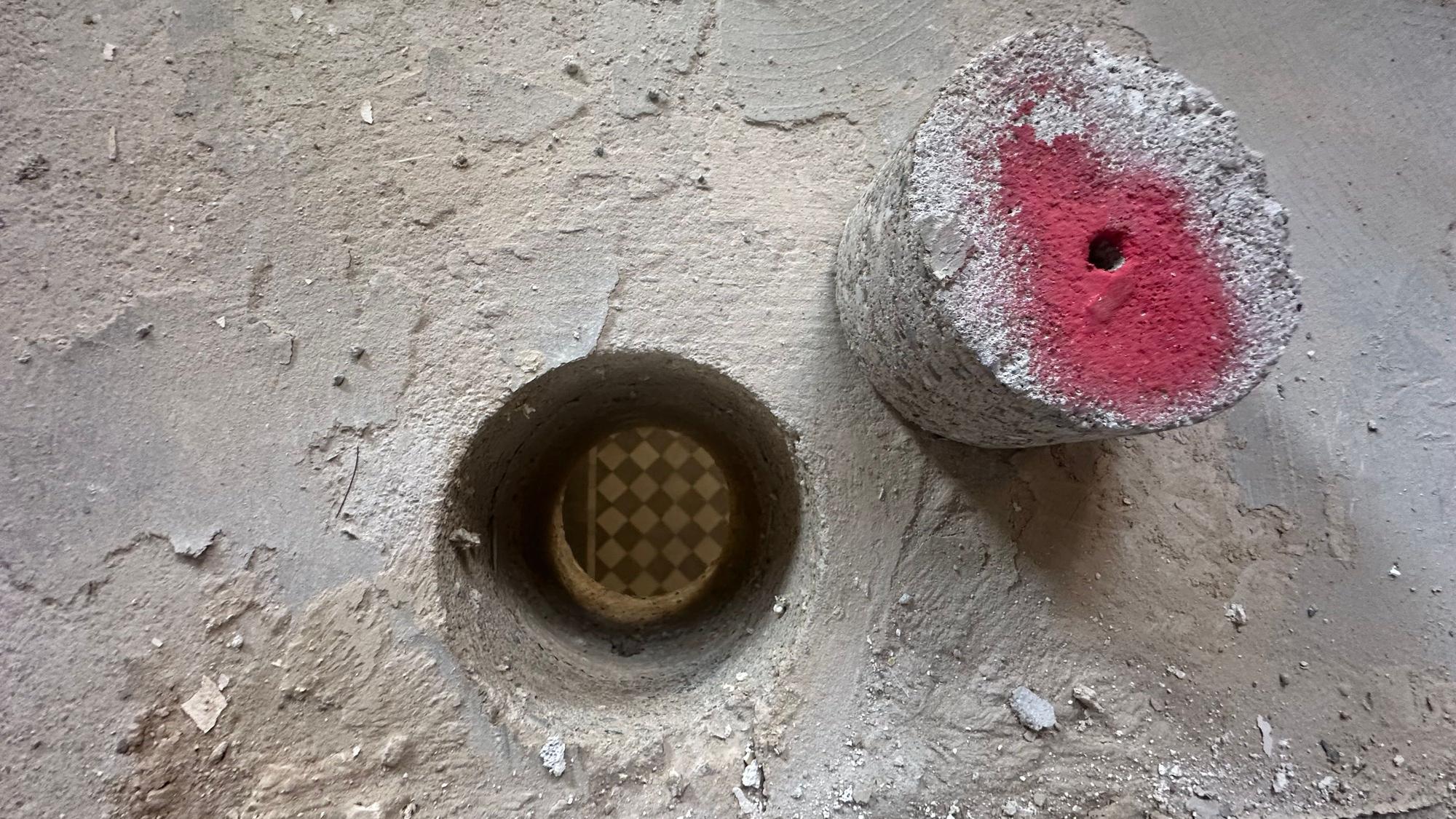 Durch frisch gestanzte Löcher in der Decke wird später in Rohren das Abflusswasser geführt.