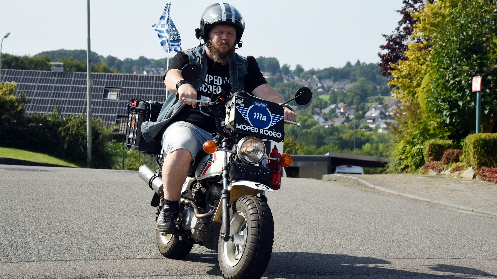 Manuel Krischer aus Wiehl-Drabenderhöhe fällt auf: Der 44-Jährige liebt Oldtimer-Mopeds und ist oft unterwegs auf seiner Honda CY 50. Demnächst startet er zu einer Extremtour.
