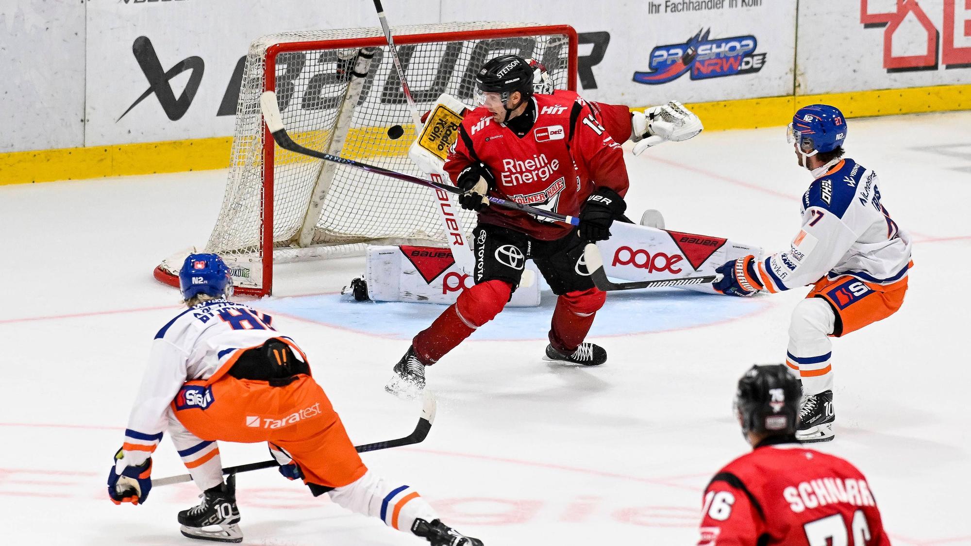 Das erste Gegentor für die Haie in der Vorbereitung: Joachim Buchfeld (l.) trifft zum 1:0 für Tappara Tampere.