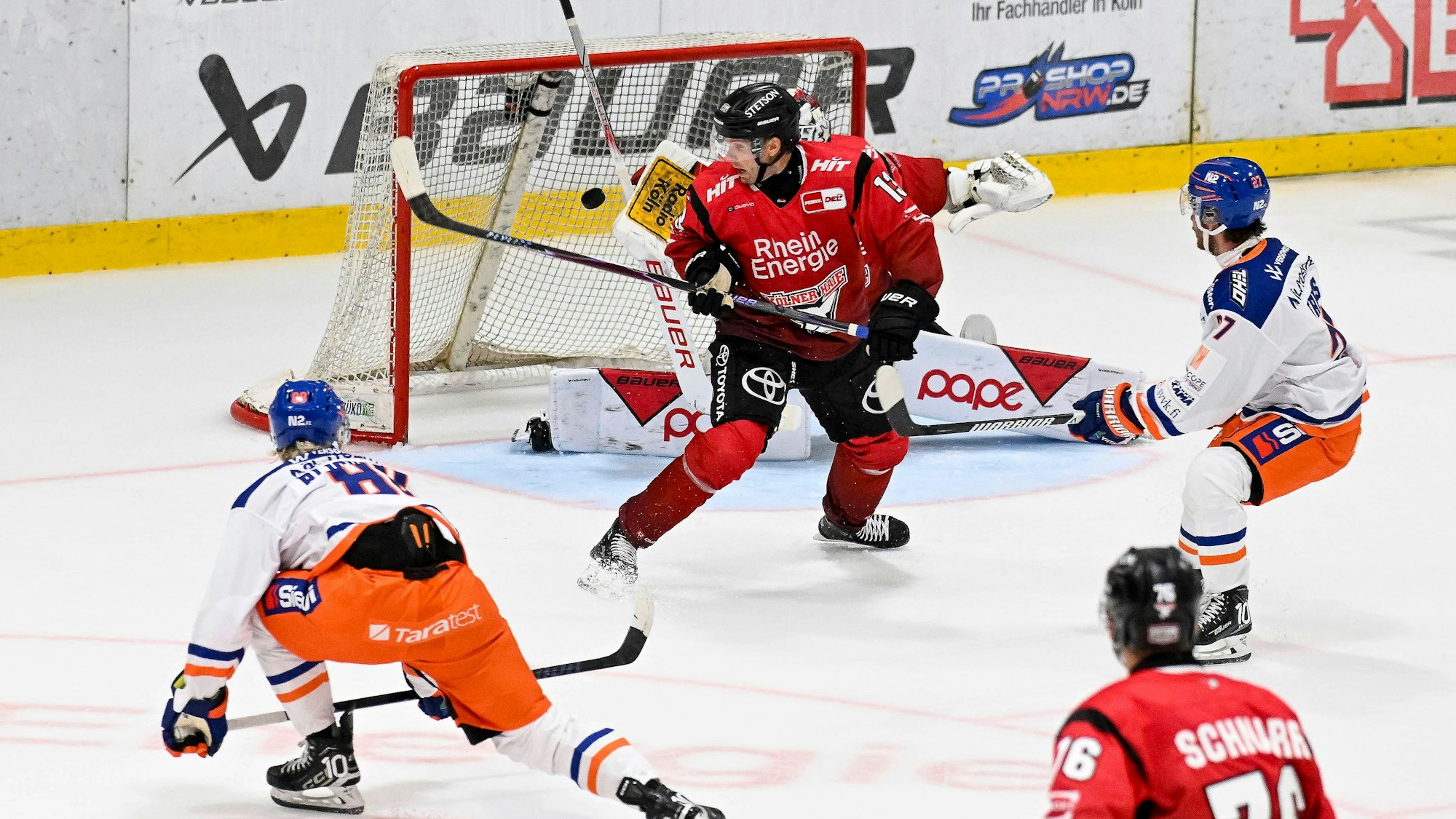 Das erste Gegentor für die Haie in der Vorbereitung: Joachim Buchfeld (l.) trifft zum 1:0 für Tappara Tampere.