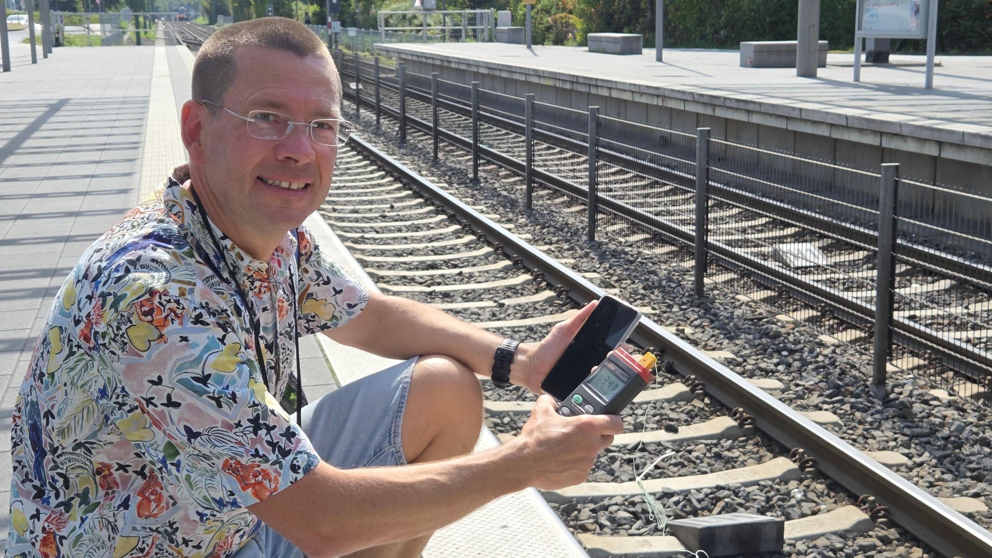 Karsten Brandt misst die Temperaturen am Gleisbett.