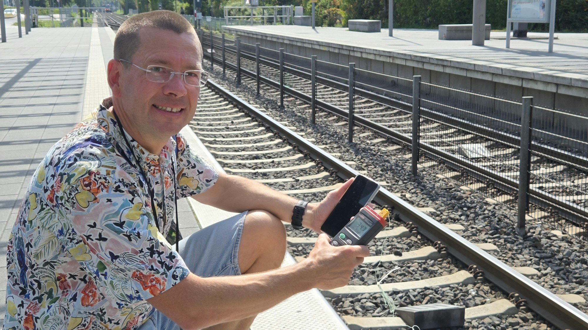 Karsten Brandt misst die Temperaturen am Gleisbett.