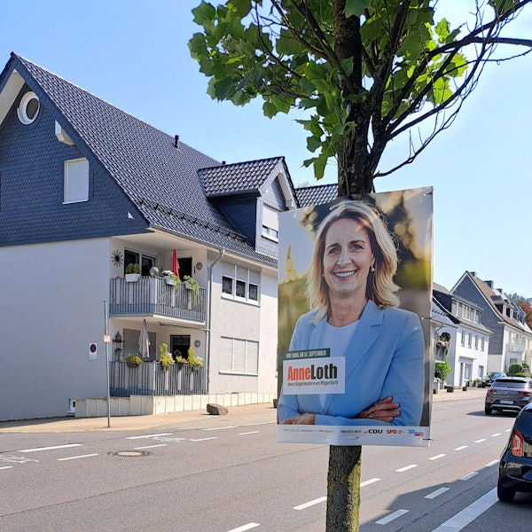 Das Foto zeigt ein Wahlplakat von Bürgermeisterin Anne Loth, das an einem Baum befestigt wurde - was nicht zulässig ist.