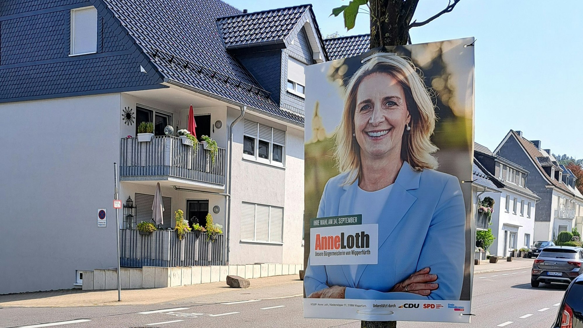 Das Foto zeigt ein Wahlplakat von Bürgermeisterin Anne Loth, das an einem Baum befestigt wurde - was nicht zulässig ist.
