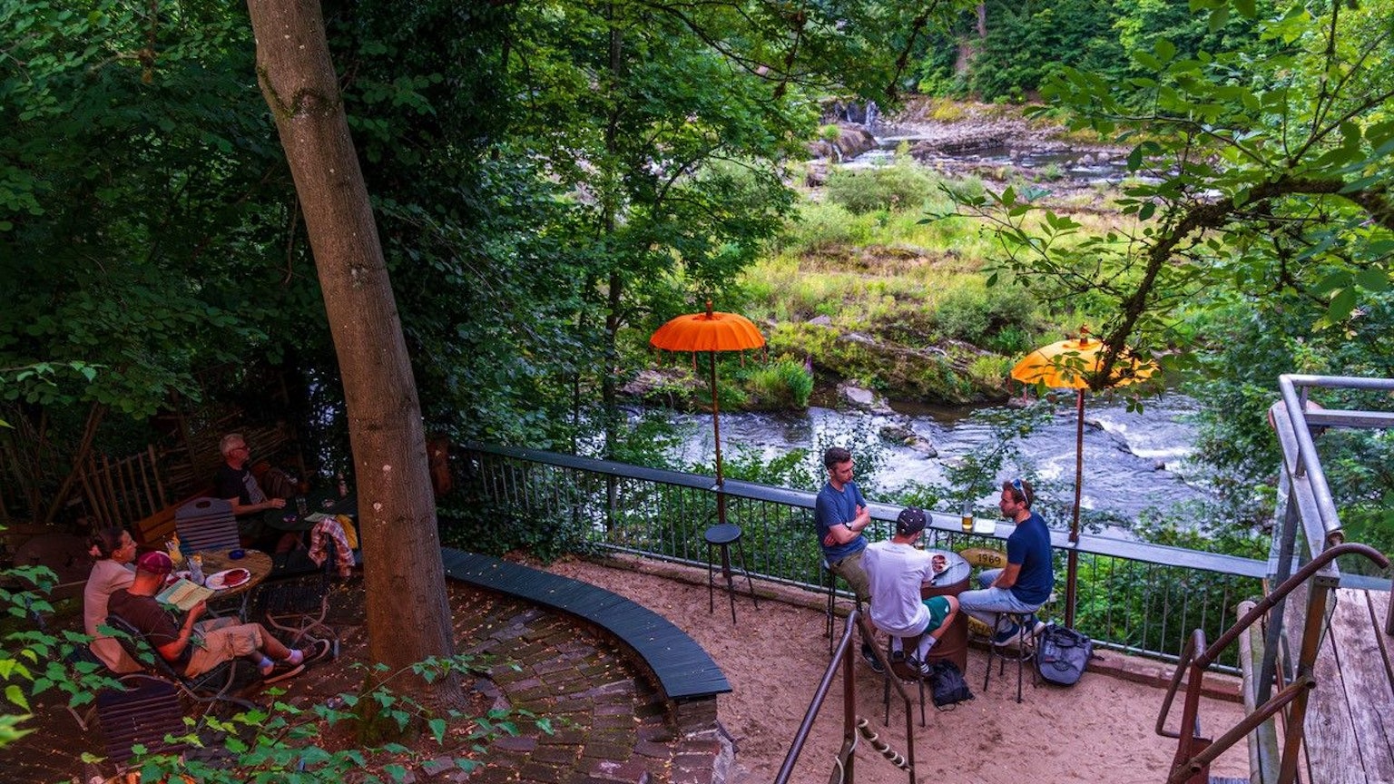 Biergarten mit Blick auf die Sieg im Elmores in Windeck