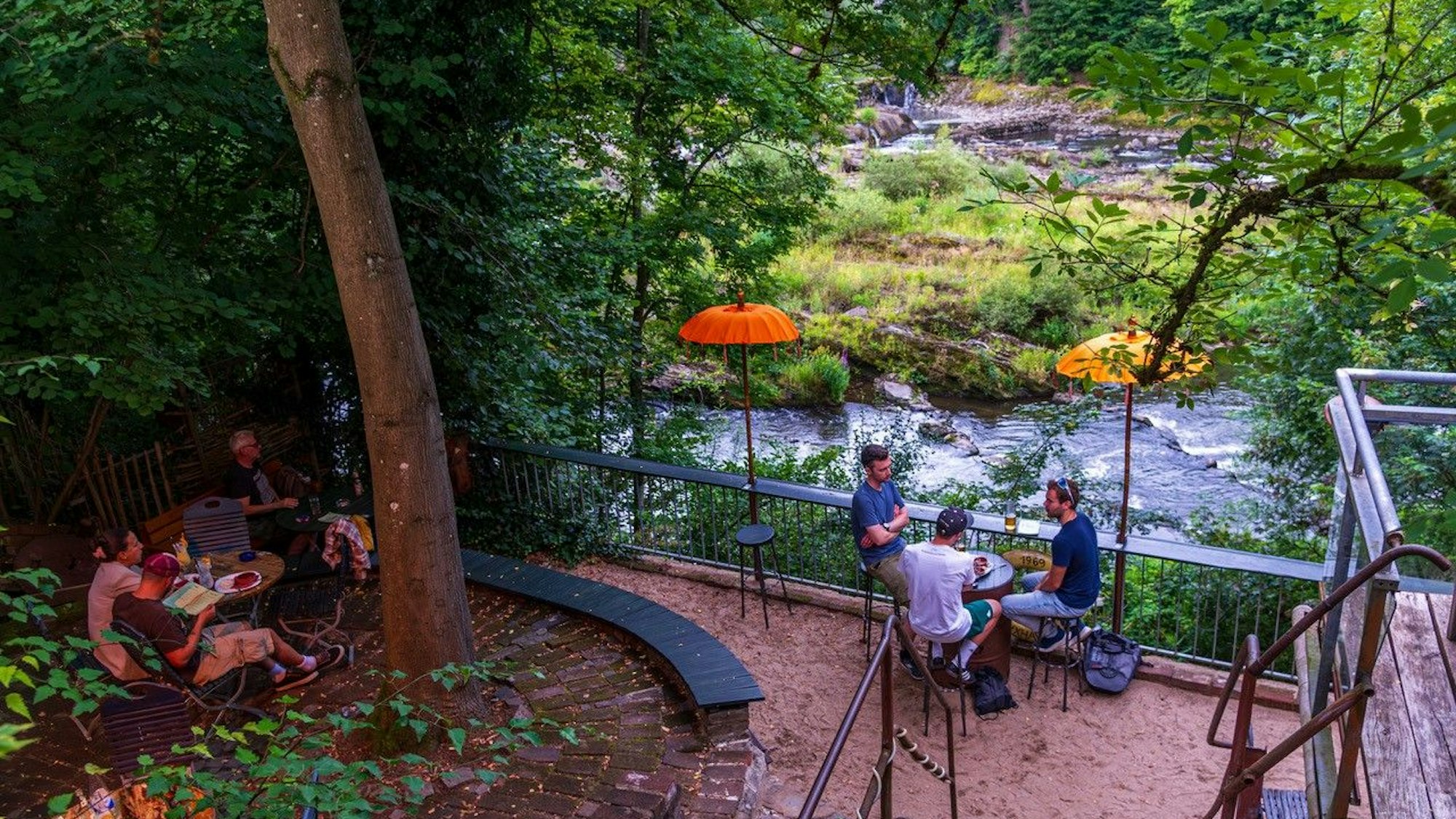 Biergarten mit Blick auf die Sieg im Elmores in Windeck