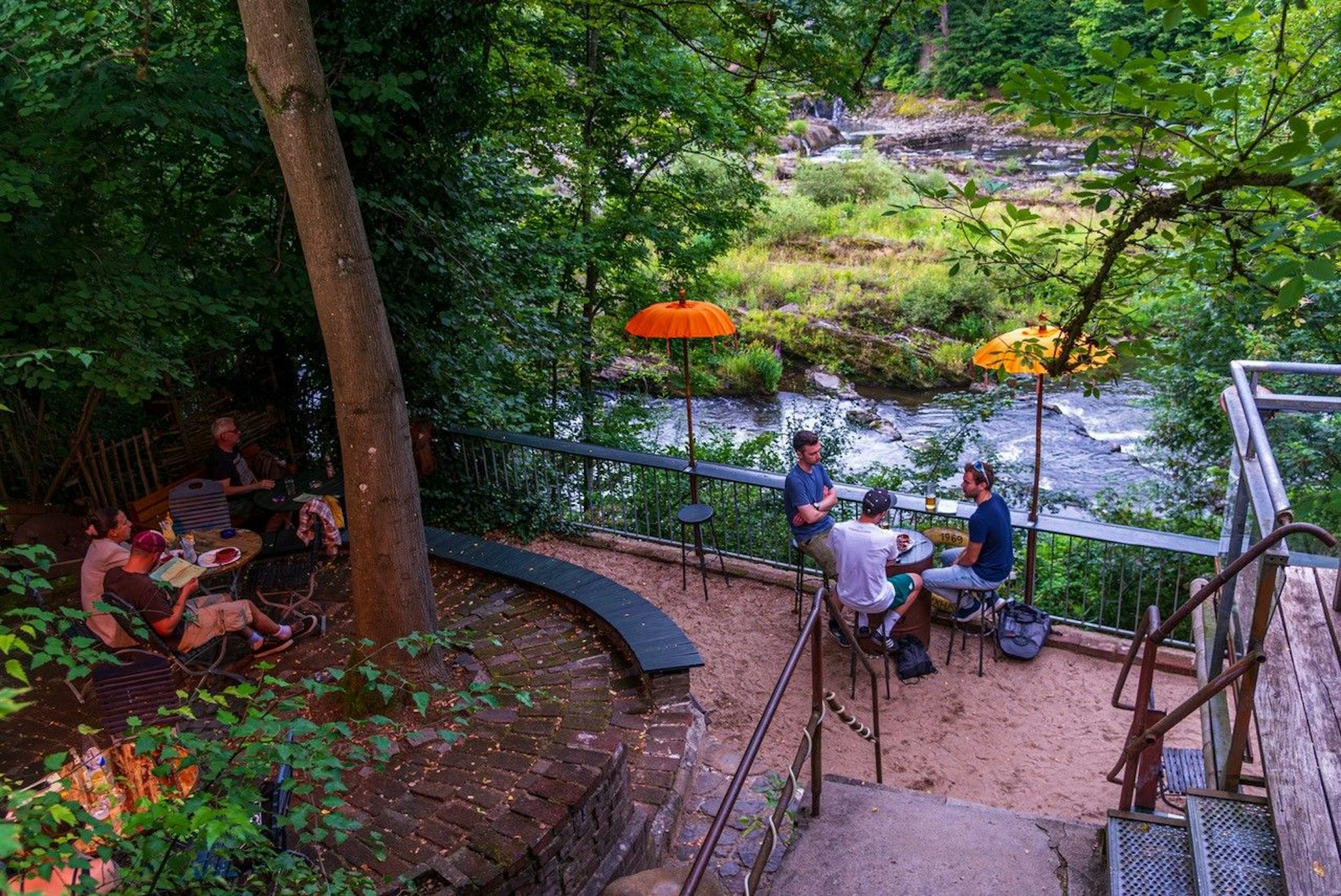 Biergarten mit Blick auf die Sieg im Elmores in Windeck