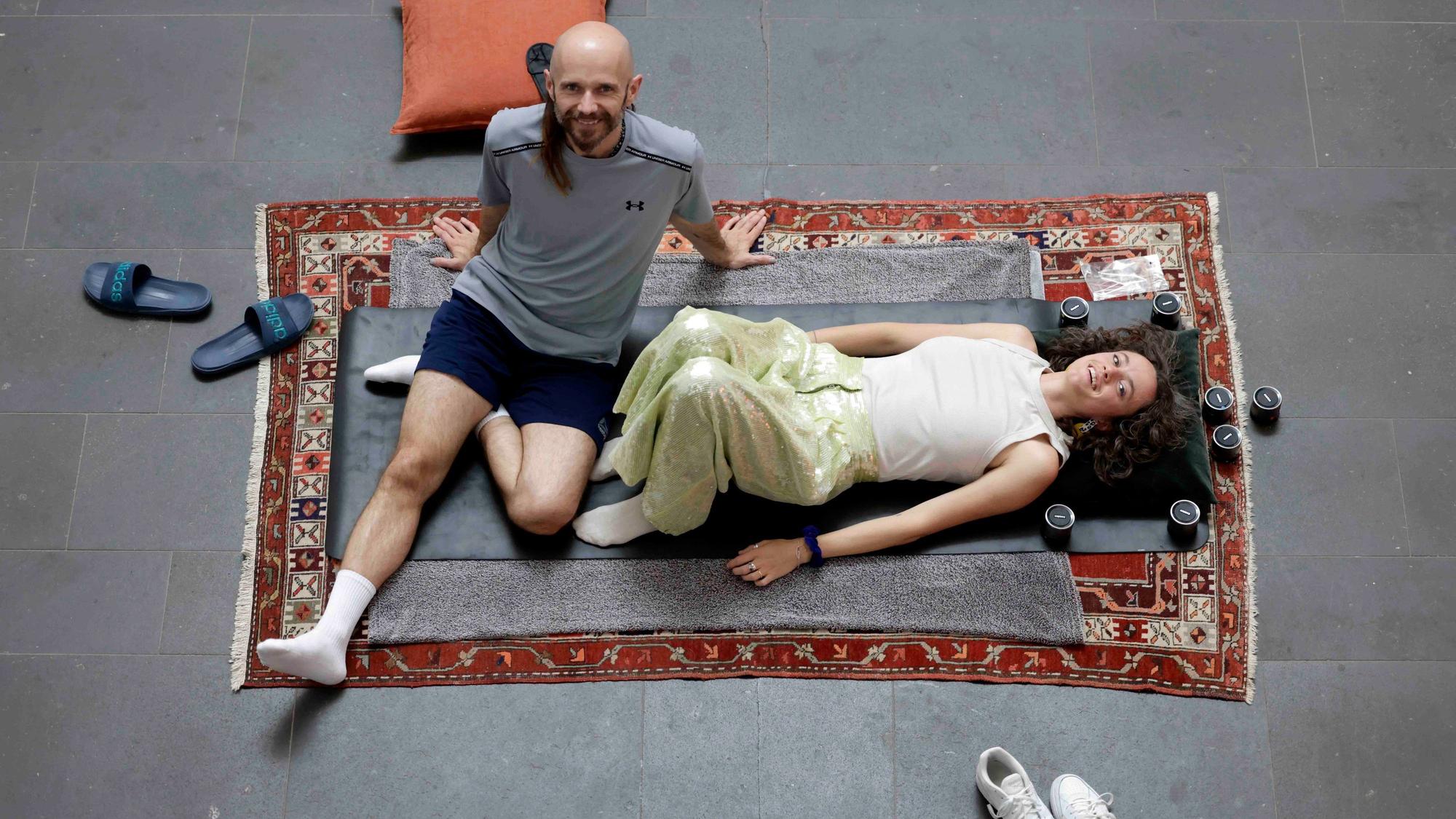 Sophie Emilie Beha und Wotjek Blecharz bei der Klangmassage.