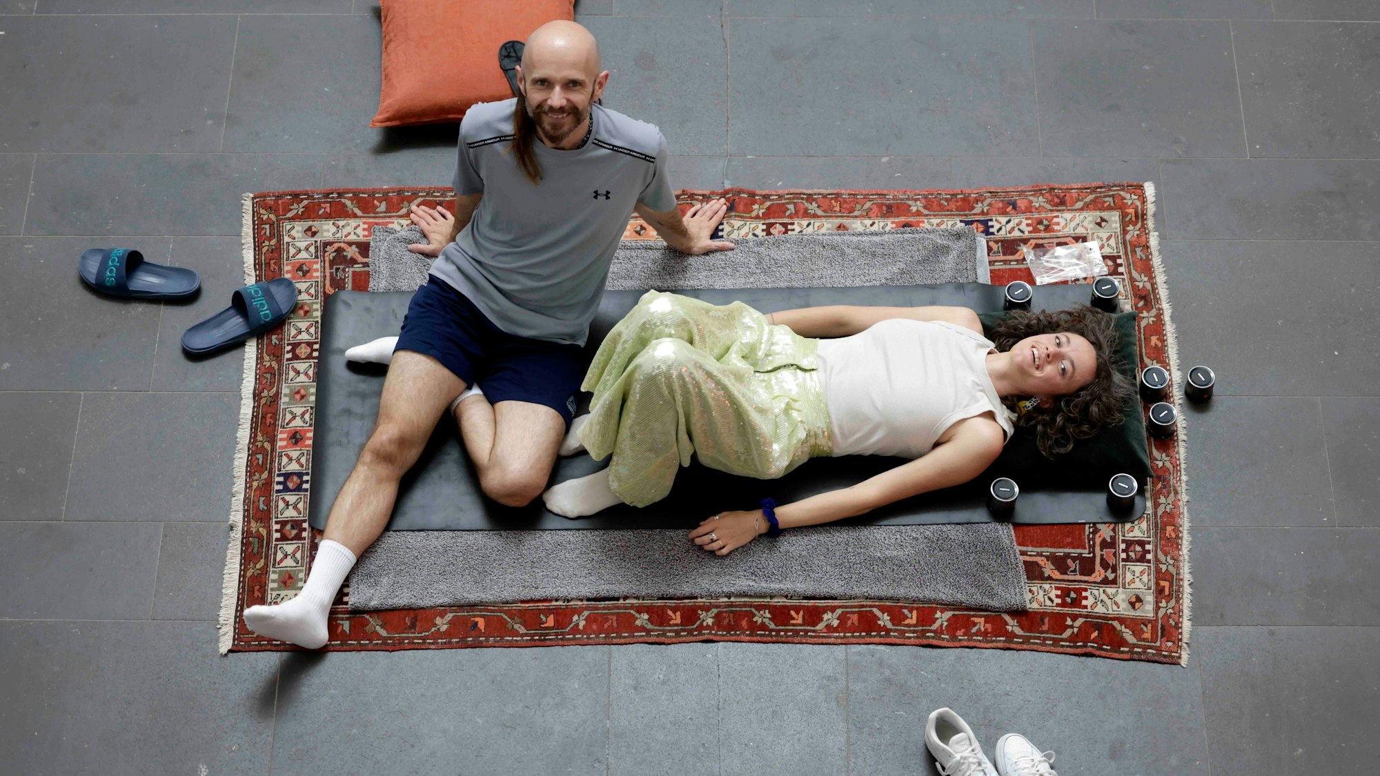 Sophie Emilie Beha und Wotjek Blecharz bei der Klangmassage.