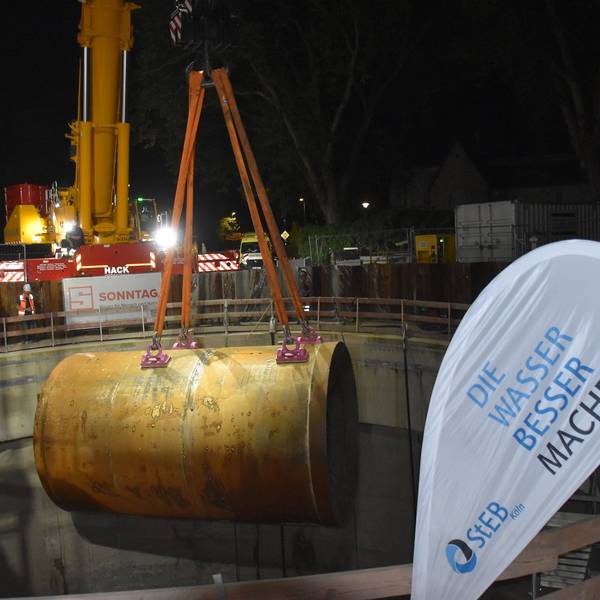 Mitten in der Nacht kam das Tunnel-Vortriebsgerät per Kran ans Tageslicht.