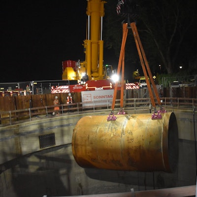 Mitten in der Nacht kam das Tunnel-Vortriebsgerät per Kran ans Tageslicht.
