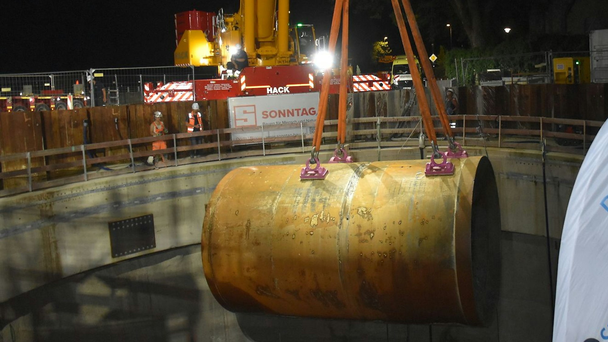 Mitten in der Nacht kam das Tunnel-Vortriebsgerät per Kran ans Tageslicht.