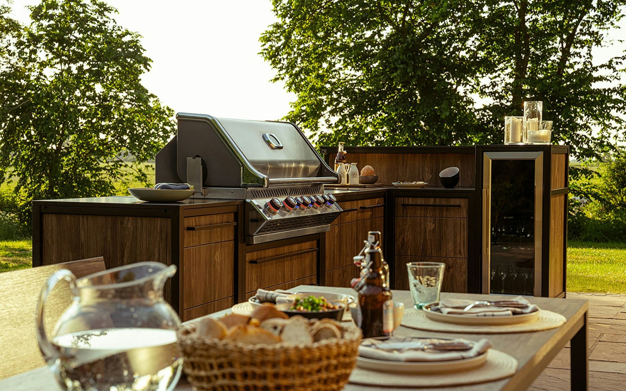 Kurze Laufwege und gute Planung sorgen für einen entspanntes Grill- und Kochvergnügen im Garten.