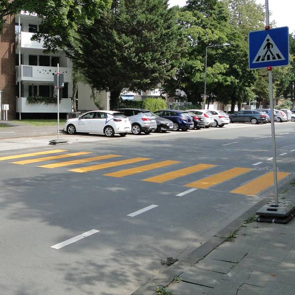 Der neue Überweg wurde weiter südlich angelegt, hier ist das Blickfeld frei.