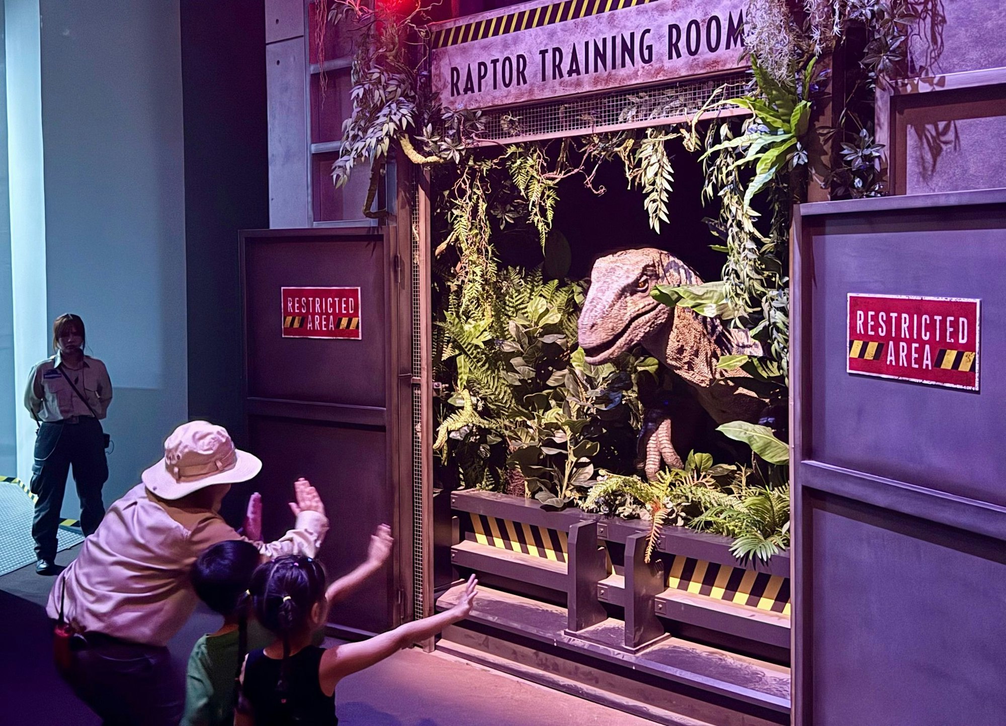 Große und kleine Besucher können beim Rundgang auch teilweise mit den Animatronic-Sauriern interagieren.