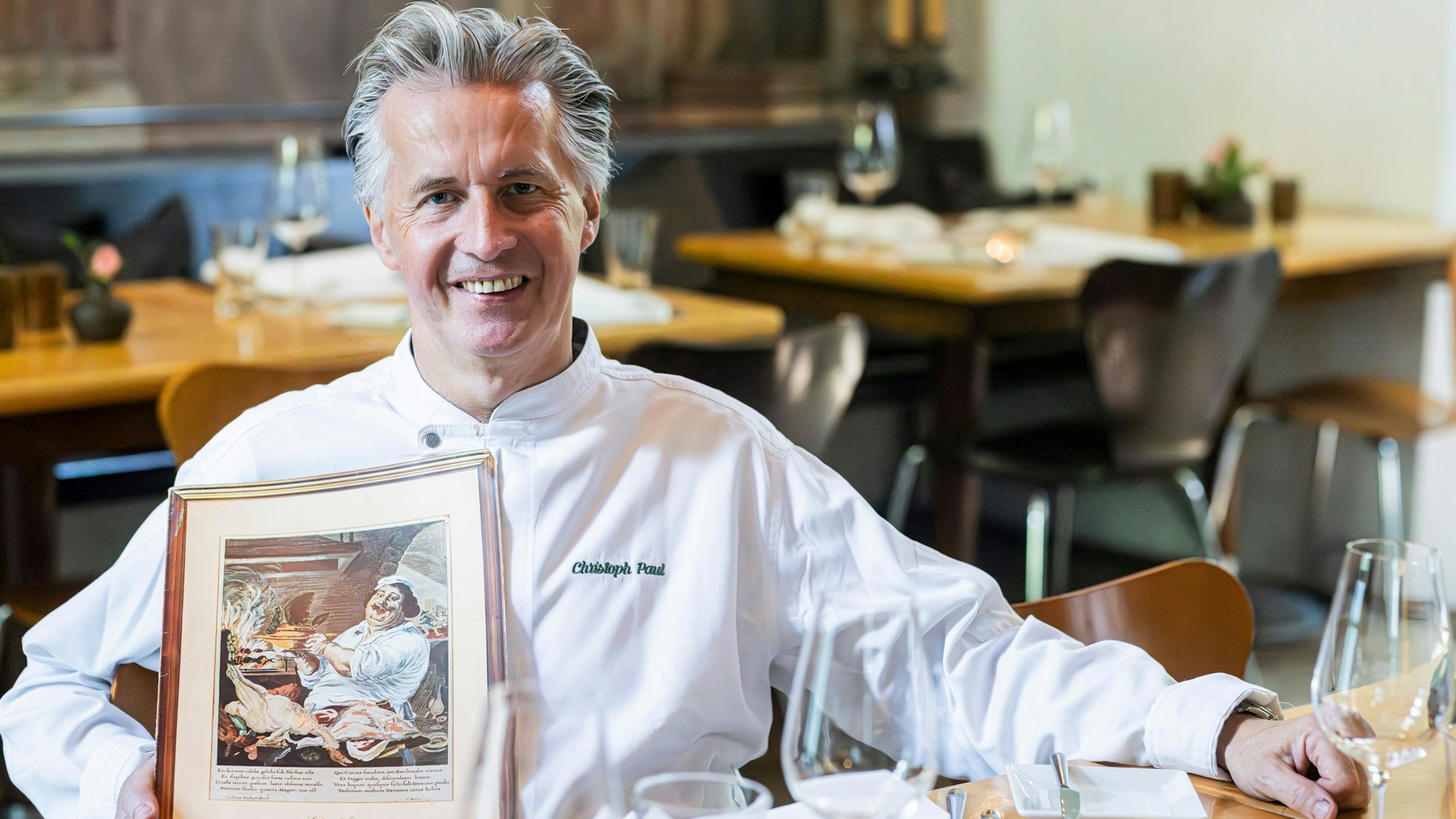 Früherer Küchenchef: Christoph Paul mit der alten Speisekarte des „Chez Alex“. Heute betreibt Paul sein eigenes Restaurant auf der Brüsseler Straße.