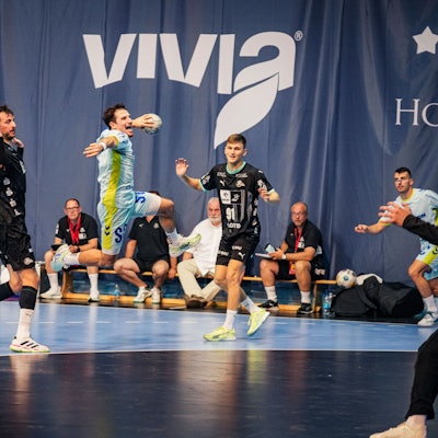 Joao Gomes beim Sprungwurf auf das Kieler Tor.