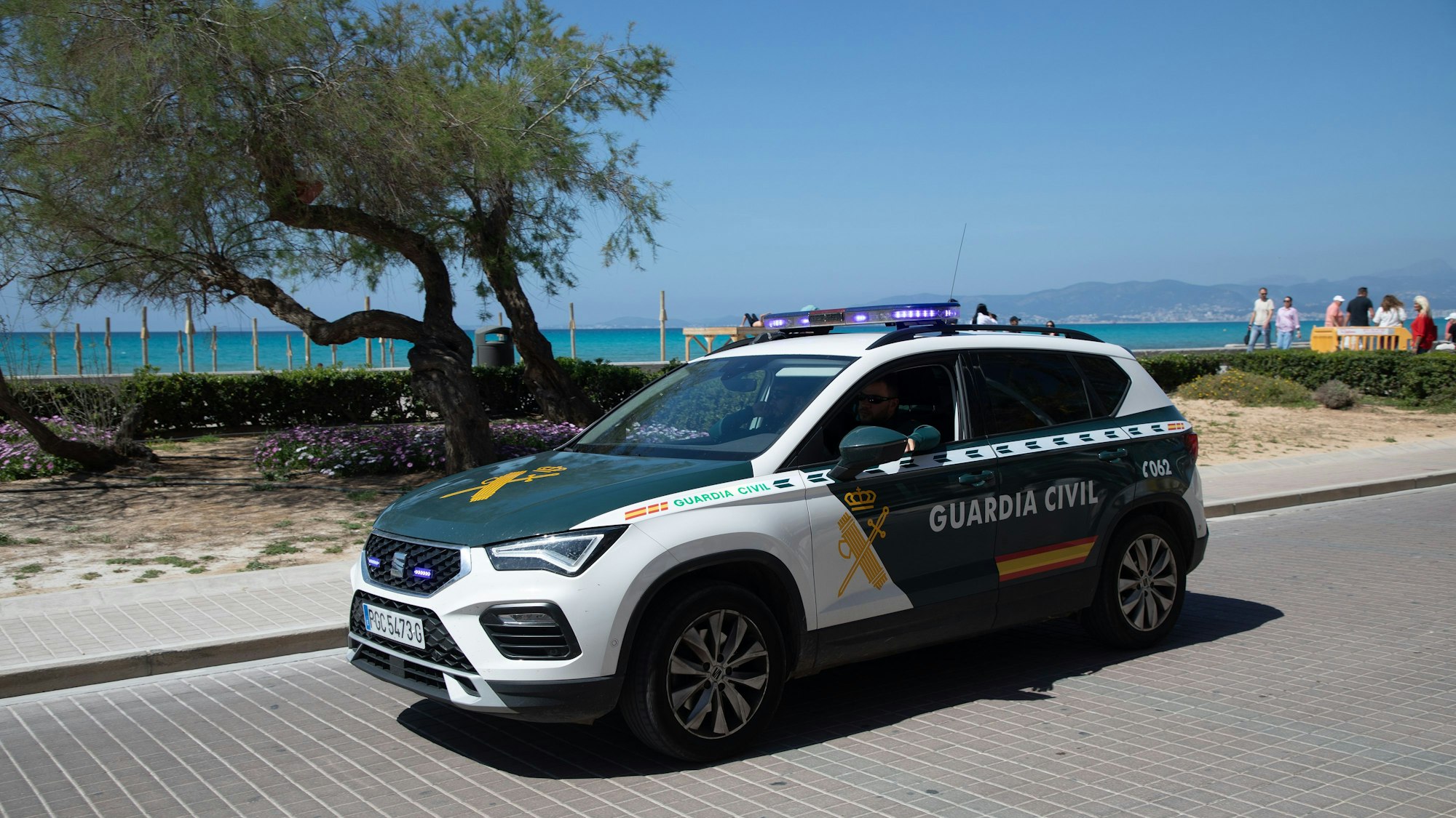 Eine Patrouille der Guardia Civil ist am Strand von Playa de Palma im Einsatz. (Archivbild)