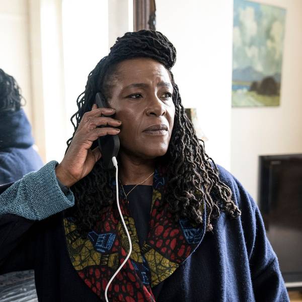 Ellis (Sharon D Clarke) versucht, ihre Tochter anzurufen.