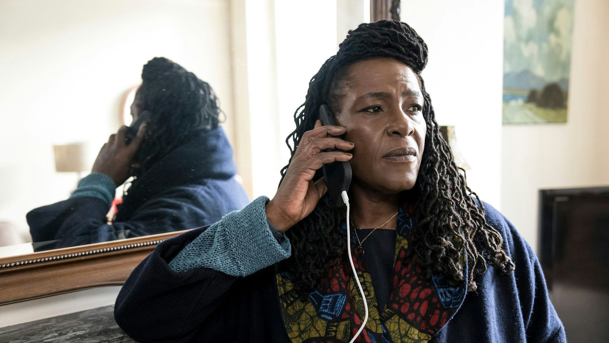 Ellis (Sharon D Clarke) versucht, ihre Tochter anzurufen.